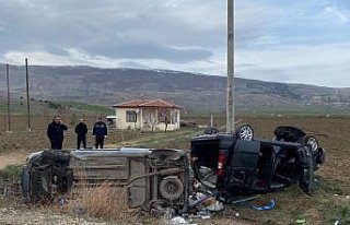Çorum'da çarpışan 2 otomobildeki 7 kişi...