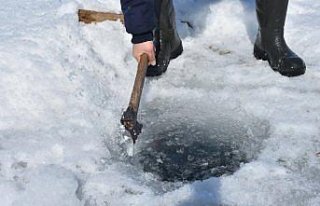 Gümüşhane'de buz tutan baraj gölü balık...