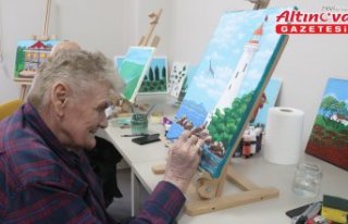 Huzurevinde resim yapmayı öğrenen iki arkadaş...