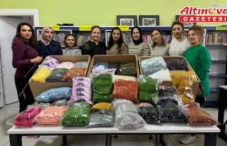 Kadınların kütüphanede sesli kitap dinlerken ördüğü...