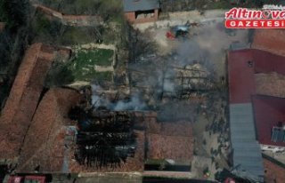 Kastamonu'da çıkan yangında 2 ev, 3 depo ve...