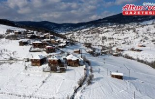 Kastamonu'nun karla buluşan ahşap evleri havadan...