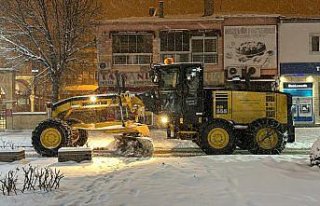 Kop Dağı Geçidi'nde kar ve tipi ulaşımda...