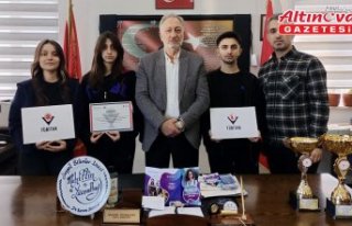 Lise öğrencileri yapay zeka destekli görsel ve...