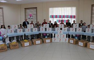 Of'ta hazırlanan yardım kolileri Türk Kızılay'a...