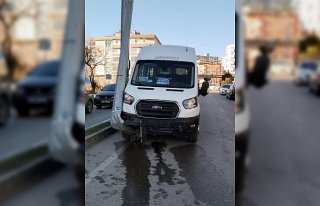 Samsun'da elektrik direğine çarpan minibüsün...
