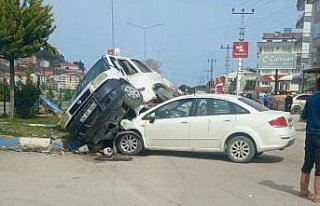 Sinop'ta otomobil ile çarpışan panelvanın...
