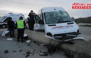 Tokat'ta istinat duvarına çarpan işçi servisindeki...