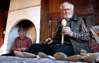 91 yaşındaki babasıyla yaptığı şimşir kaşıkları...