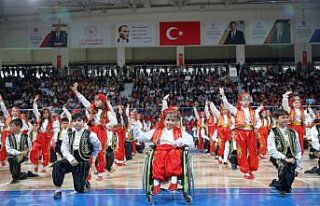 Bedensel engelli Selenay, tekerlekli sandalyesiyle...