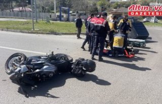 Bolu'da hafif ticari araçla çarpışan motosikletin...