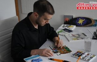 Resim tutkunu eczacı iş yerinin duvarlarını tablolarıyla...