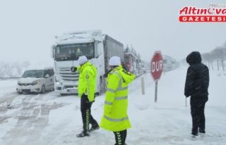 Samsun’da zincirleme kaza sonrası kapanan yol trafiğe...