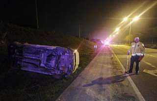 Yakakent'te devrilen kamyonetteki yolcu yaralandı,...