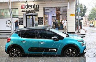 Samsun'da etkili olan sağanak ve dolu sürücülere...