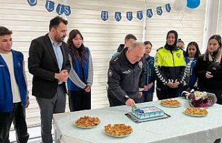 Alaçam'da kavga ihbarına giden polislere öğrencilerden...