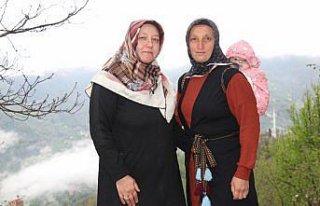 Sırtında taşıdığı bebekle maça giden kadının...