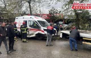 Zonguldak'ta ambulansla otomobilin çarpıştığı...