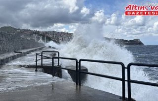 Zonguldak'ta rüzgar nedeniyle dalgalar mendireği...