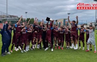 19 Yaş Altı Elit A Ligi Şampiyonu Trabzonspor kupasını...