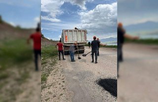 Almus'ta grup yolları yama ve onarım çalışmalarına...