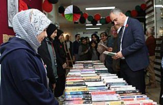 Amasya'da bir grup öğrenci, kitaplarını kermeste...