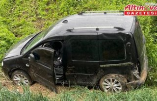 Bafra'da tarlaya devrilen hafif ticari aracın...