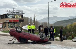 Bayburt'ta devrilen otomobildeki 4 kişi yaralandı
