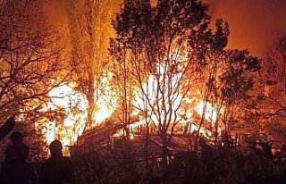 Çorum'da 3 evde çıkan yangına müdahale ediliyor