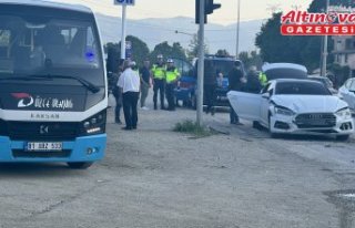 Düzce'de otomobilin çarptığı midibüsteki...