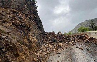 Gümüşhane'de grup köy yolu heyelan nedeniyle...