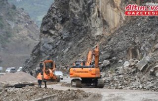 Heyelan nedeniyle kapanan Gümüşhane-Giresun kara...