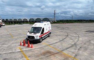 Kadın sağlıkçılar acil durumlarda ambulans direksiyonuna...