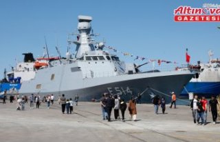 Samsun'da TCG Kınalıada (F-514) korveti vatandaşların...