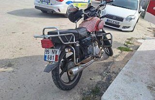 Bafra’da hafif ticari araçla çarpışan motosiklet...