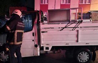 Samsun'da park halindeyken yanan kamyonet kullanılamaz...