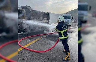 Sinop'ta seyir halindeyken alev alan kamyon tamamen...