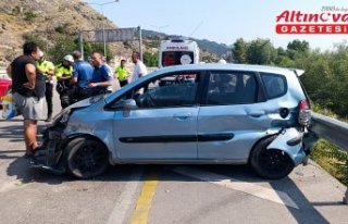 Amasya'da bariyere çarpan otomobildeki 4 kişi...