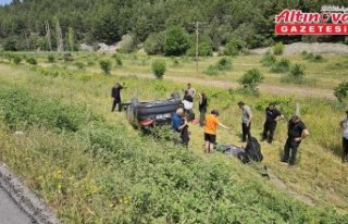 Amasya'da şarampole devrilen otomobildeki 4...