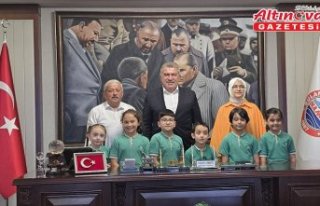 Bulancak'ta ilkokul öğrencileri Belediye Başkanı...