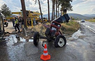 Çorum'da hafif ticari aracın traktörle çarpıştığı...