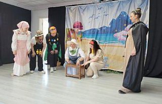 İlkokul öğrencilerinin velileri çocuklara sevgi...