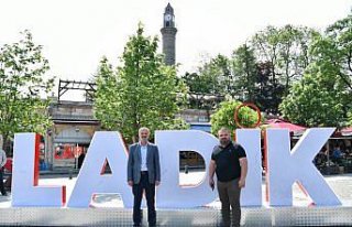 Ladik Belediyesi Cumhuriyet Meydanı'na “Ladik“...