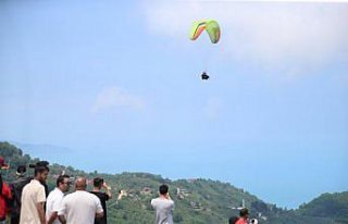 Mavi ve yeşilin buluştuğu Ordu, yamaç paraşütü...