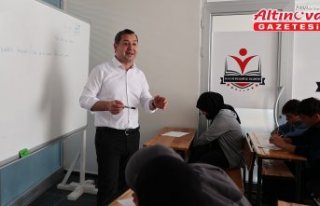 Öğrencilere İngilizce kursu Belediye Başkanı...