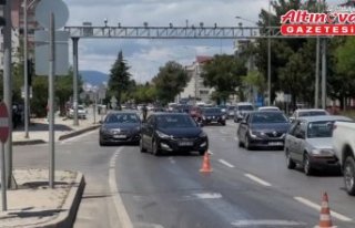 Samsun'da yola dökülen yağ sürücülere zor...