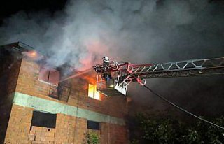 Tokat'ta çıkan yangında evin çatısında...