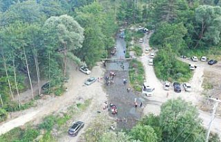 Bolu'da sıcaktan bunalanlar Abant Deresi'nde serinledi