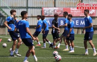 Çaykur Rizespor Teknik Direktörü İlhan Palut,...