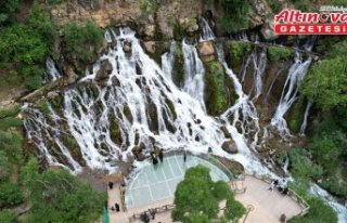 Gümüşhane'deki Tomara Şelalesi ziyaretçilerin...